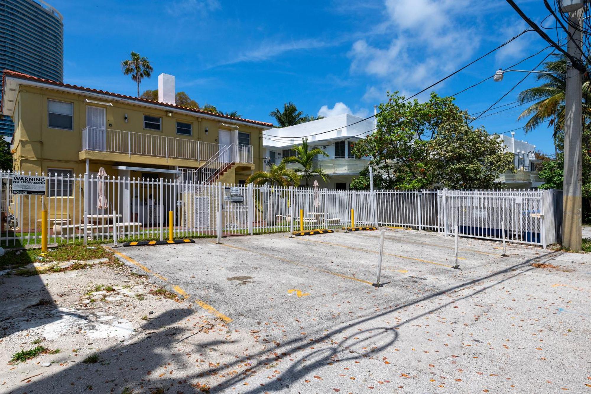 Bellamor Apts At 5Th St Shopping Mall, Miami Beach