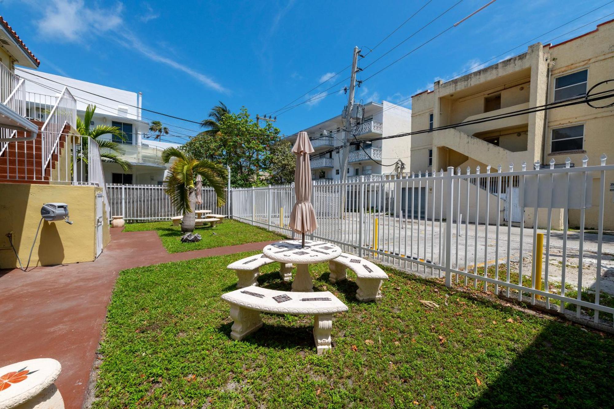Bellamor Apts At 5Th St Shopping Mall — Photos 1